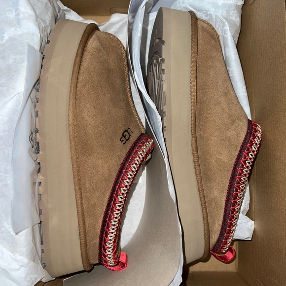 UGG TAZZ SLIPPER - Size 9 (RUNS SMALL - fits like an 8) - Picture 4 of 5